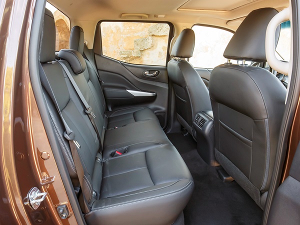 Nissan Navara double cab (5) Lease