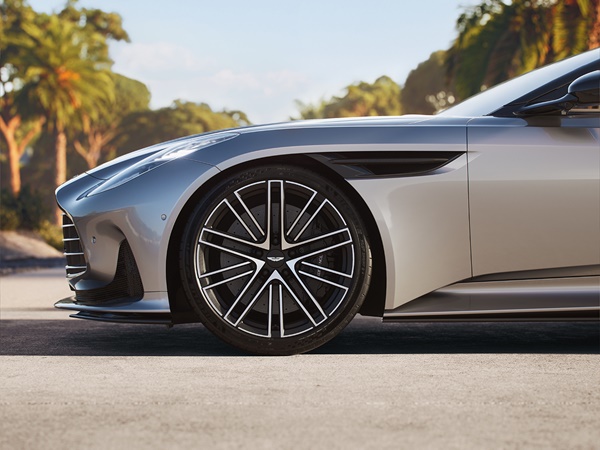 Aston Martin DB12 Volante(12) Lease