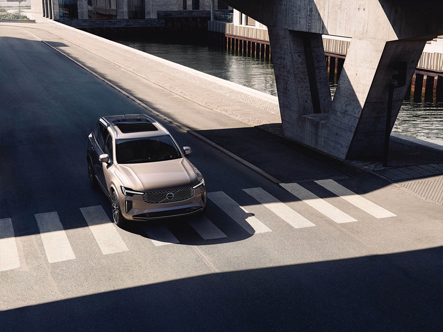 Volvo XC90 2.0t8 Plug-in Hybrid Plus AWD - TOT 70 KM ELEKTRISCHE ACTIERADIUS!