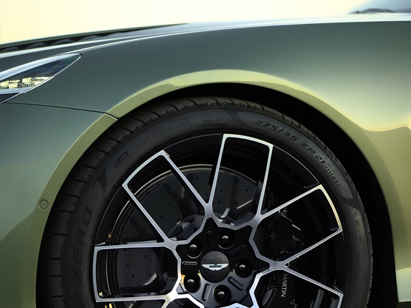Aston Martin Vanquish Volante(11) Lease