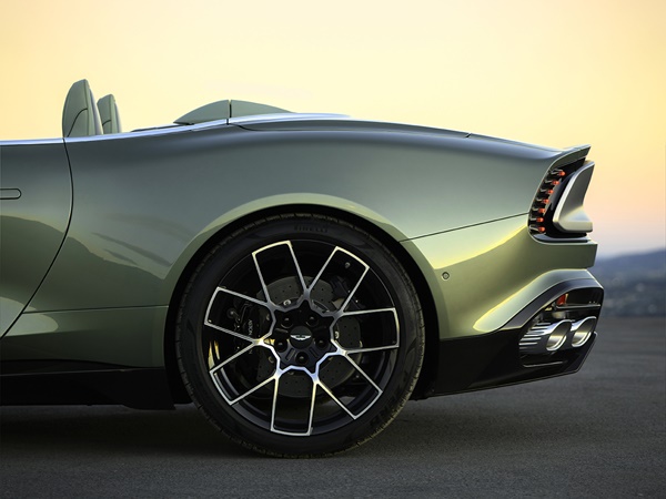 Aston Martin Vanquish Volante(12) Lease